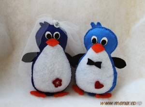Pinguini handmade realizati din fetru alb, albastru, negru si portocaliu