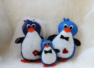 Pinguini handmade realizati din fetru alb, albastru, negru si portocaliu